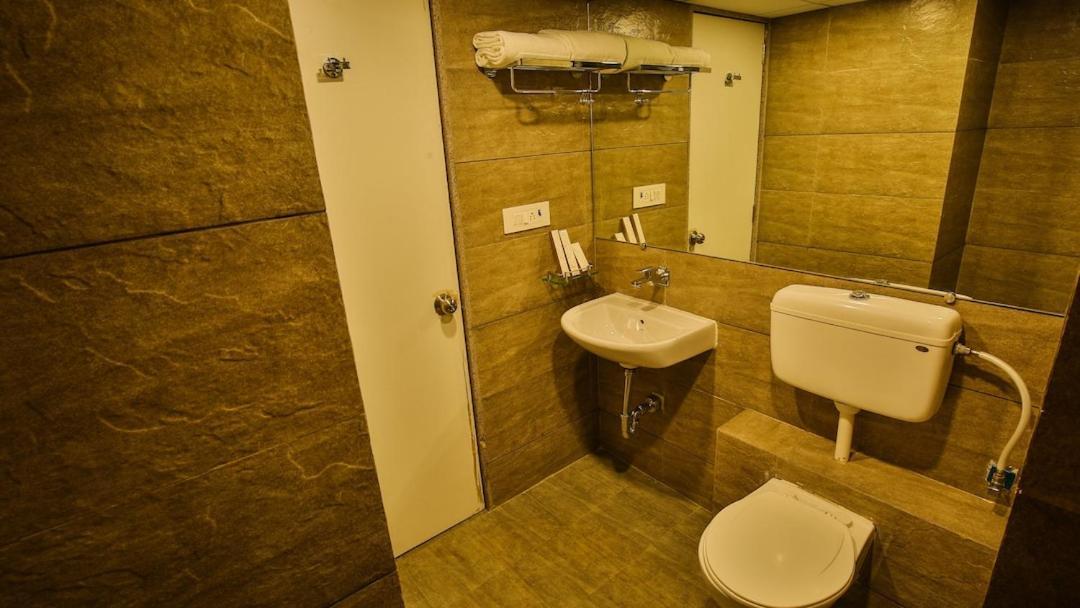 Weekend Address By Honest Homes Surat Exterior foto